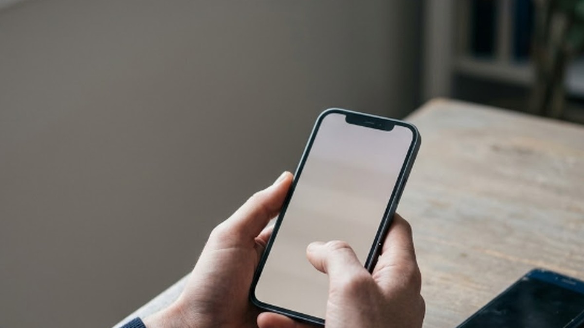 iOS 27 지원 기기를 확인하려고 스마트폰 설정 화면을 여는 모습